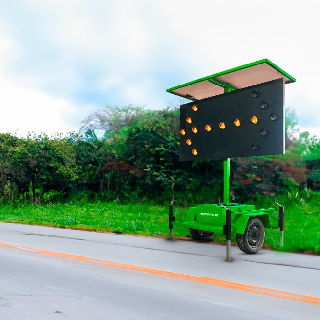 Painel de seta verde à margem da rodovia